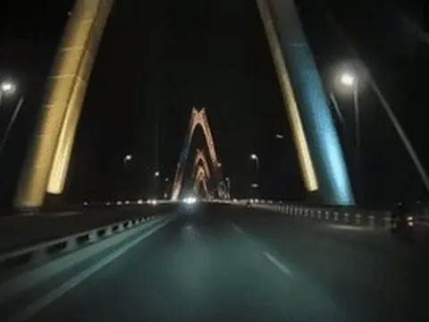 Đạp xe ngược chiều trên cầu Nhật Tân, người đàn ông bị ô tô tông tử vong