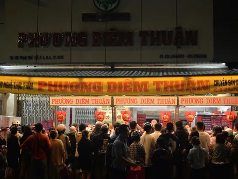 Đông nghẹt người xếp hàng mua bánh Trung thu ở tiệm bánh Phương Diêm Thuận