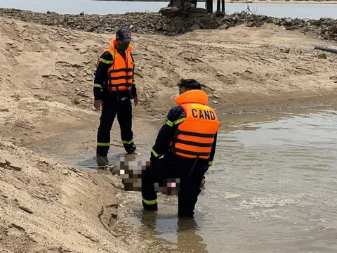 Tìm thấy thi thể người vợ bị nước cuốn mất tích khi đi thuyền hái rau cùng chồng