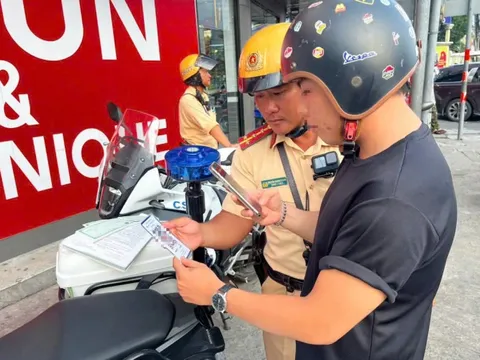 CSGT TP HCM sẽ thu tiền nộp phạt bằng mã QR code trực tiếp trên đường