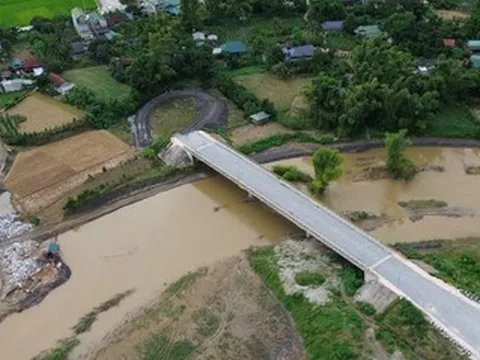 Hiện trạng cây cầu xây xong hơn 2 năm nhưng chưa có lối ra ở Điện Biên