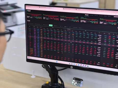 Chứng khoán Việt Nam ngập sắc đỏ trước giờ Fed ra quyết định quan trọng