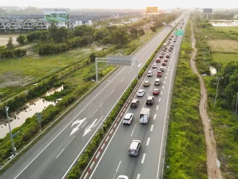 Từ hôm nay, xe khách trên 29 chỗ, xe tải trên 7,5 tấn không đi vào làn 1 ở cao tốc