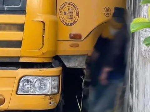 Tài xế bị xe tải mình vừa điều khiển ép tử vong