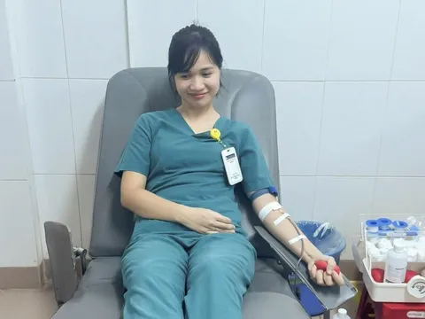 Hiến máu trong đêm cứu nạn nhân vụ xe tải lao vào chợ chuối