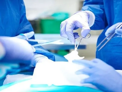 Cứu sống người đàn ông Hà Nội bị thủng ruột