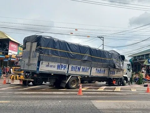 Vụ xe tải lao vào chợ làm 3 người tử vong: Thủ tướng chỉ đạo Chủ tịch 2 tỉnh vào cuộc