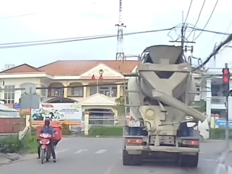 Lập biên bản tài xế xe bồn vượt đèn đỏ tại giao lộ ở xã Bình Mỹ, TP.HCM