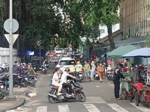 Lấn chiếm vỉa hè ngay trước camera giám sát vì biết thời gian lực lượng chức năng làm việc?