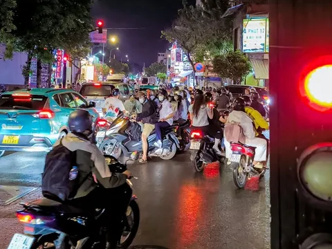 Đèn đỏ 'trêu ngươi' 30 phút trên đường Nơ Trang Long