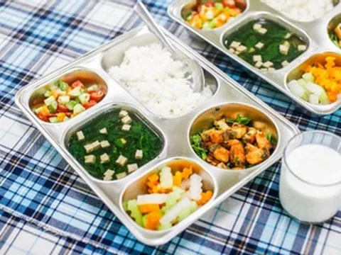 Chủ tịch Hà Nội yêu cầu kiểm tra, xử lý hiệu trưởng vi phạm sau tin 'rau trôi nổi phù phép'