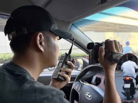 Cảnh sát hóa trang ghi hình học sinh điều khiển xe máy trên 50CC đến trường ở Hà Nội