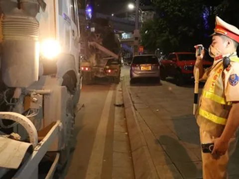 CSGT đang làm nhiệm vụ điều tiết giao thông không được dừng xe, xử lý vi phạm