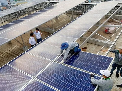 Người dân thông báo lắp đặt điện mặt trời mái nhà dễ hay khó mà EVN yêu cầu xử phạt?