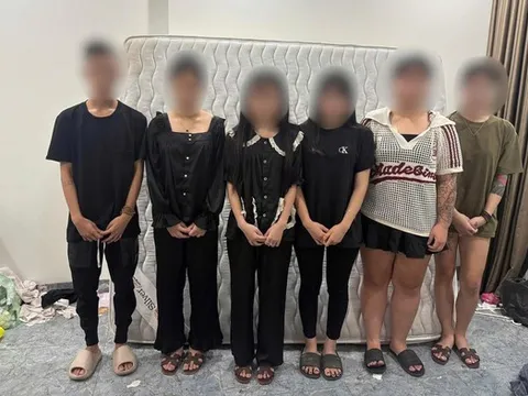 Bí mật của 5 thiếu nữ và 1 nam giới tại phòng 402 một nhà nghỉ