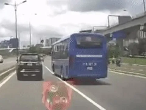 Xe buýt chuyển làn trên vạch liền, tạt đầu ô tô gây thót tim ở cửa ngõ TPHCM