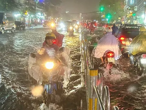Mưa hơn 100mm, mây dông còn đậm đen, TP.HCM và Nam Bộ còn mưa tới sáng
