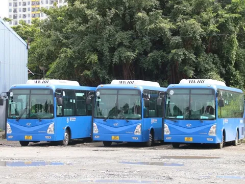 Xe buýt 60-5 “cứu nguy” sinh viên KTX khu B