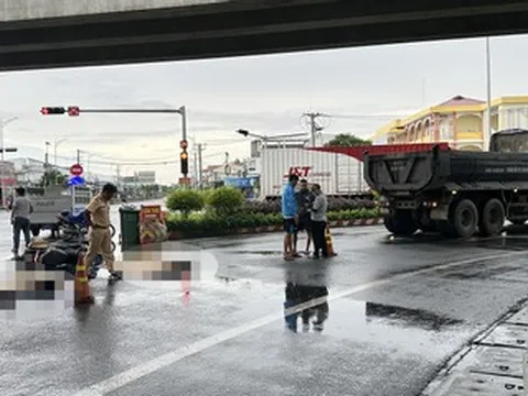 Va chạm với ô tô dưới cầu vượt, đôi vợ chồng tử vong tại chỗ