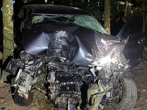 3 mẹ con thiệt mạng khi ô tô húc xe máy văng vào lô cao su tại TP.HCM