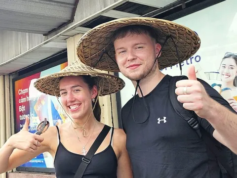 Từ Hạnh Phúc, nón 'hiệp khách' đi muôn phương