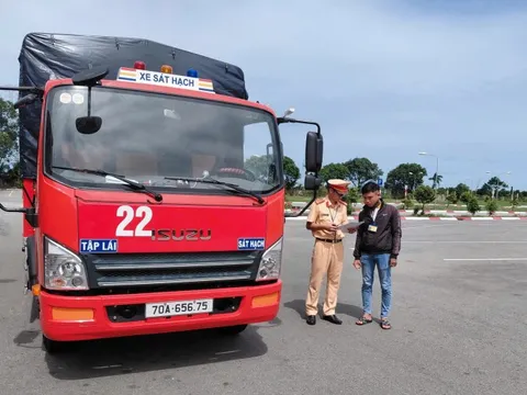 Công an Đồng Tháp đưa rước miễn phí thí sinh dự sát hạch lái xe ngoài tỉnh