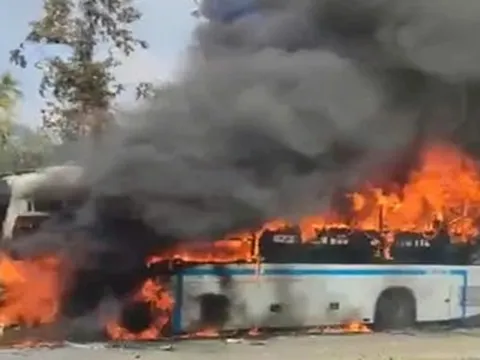 Xe giường nằm bất ngờ cháy ngùn ngụt trên quốc lộ, hành khách hoảng loạn