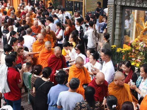TP HCM: Nghi thức đặt bát cúng dường cho 100 vị Đại đức tại chùa Chantarangsay