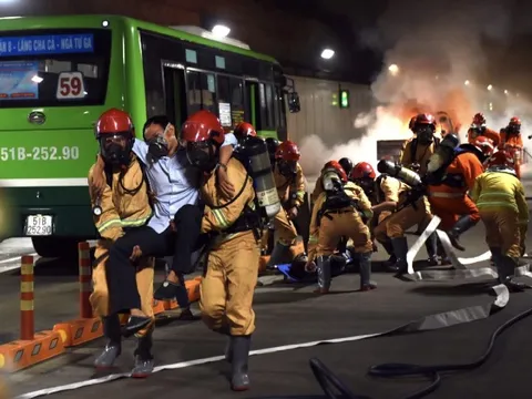 Cấm xe qua hầm sông Sài Gòn diễn tập phòng cháy chữa cháy, dân đi lại ra sao?