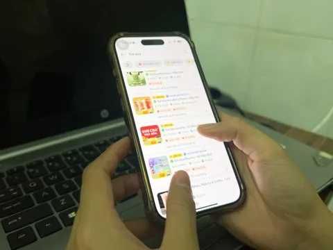 Ly cà phê 40.000 đồng ship 60.000, quán xá cạnh nhà, người trẻ vẫn thích đặt đồ ăn 'đến tận giường'