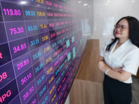 Tiền vào chứng khoán sụt giảm, dự báo VN-Index ra sao khi trống vắng thông tin?