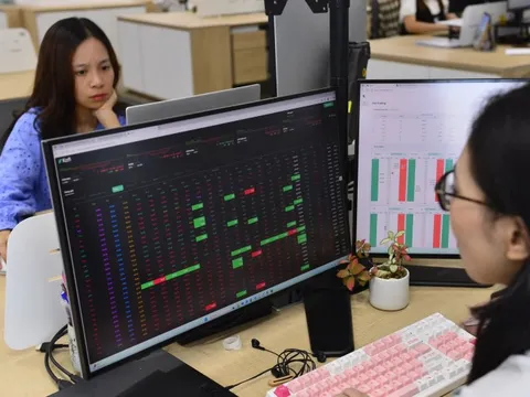 VN-Index mất hơn 24 điểm, áp lực bán mạnh nhóm ngân hàng, chứng khoán