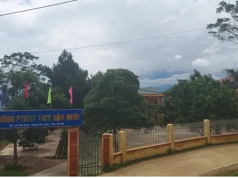 Sập trụ cổng trường, 2 anh em ruột tử vong