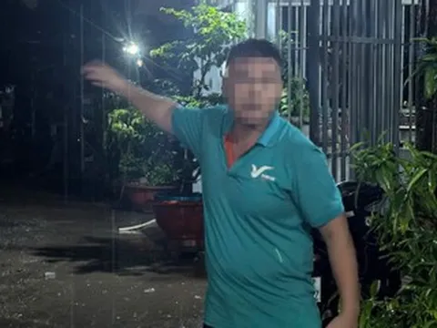 Tài xế kể phút sinh tử khi xe điện bị nước cuốn trôi