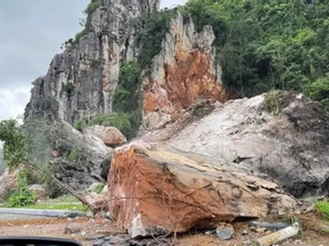 Tảng núi 'khủng' bất ngờ lăn xuống đường bao biển đẹp nhất Quảng Ninh, nghi do sét đánh