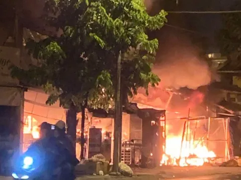 CLIP: Cháy chợ lúc nửa đêm ở TP HCM, nhiều sạp hàng bị thiêu rụi