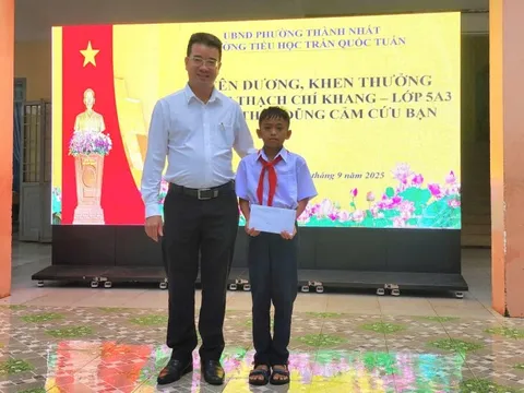 CLIP: Tuyên dương học sinh lớp 5 dũng cảm cứu bạn trong vụ thảm án ở Đắk Lắk