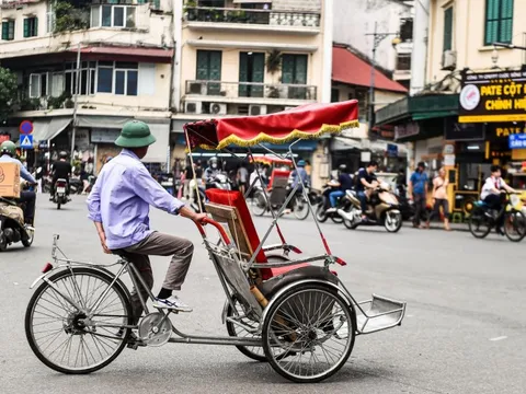 Hai tài xế xích lô bị tố "chặt chém" du khách nước ngoài