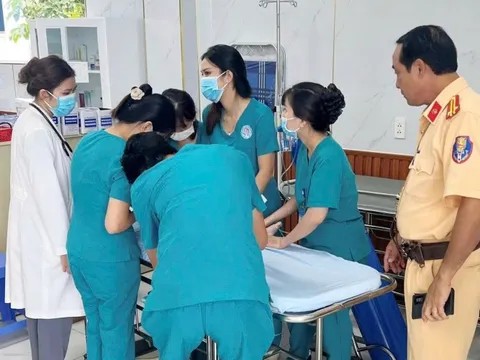 Bé 1 tuổi nguy kịch, CSGT tức tốc dùng xe chuyên dụng đưa đi cấp cứu
