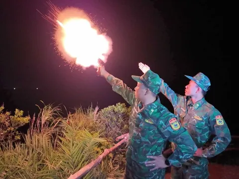 Bắn pháo hiệu kêu gọi tàu thuyền về nơi tránh trú an toàn