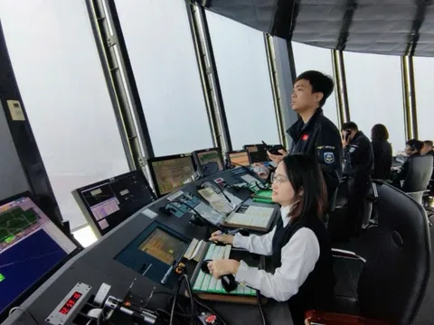 Siêu bão Ragasa mạnh nhất lịch sử trên Biển Đông, Quản lý bay họp khẩn