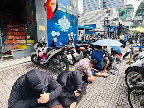 Xếp hàng mua vàng: Nhắm mắt mua đại, rước hại về sau