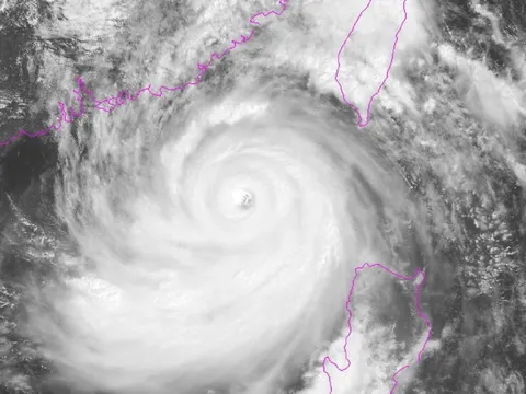Chủ tịch Hà Nội yêu cầu ứng phó siêu bão Ragasa ở mức cao nhất