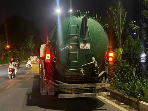 Bắt cặp vợ chồng xả trộm gần 50 m3 chất thải bể phốt gây mùi nồng nặc trên sông Tô Lịch