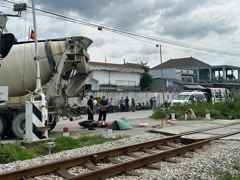 Xe bồn va chạm xe máy, 2 phụ nữ tử vong