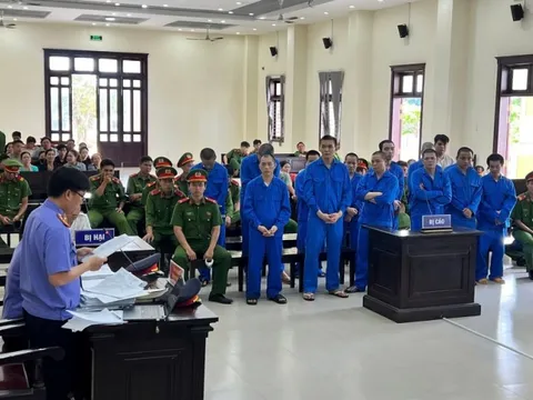 Băng nhóm rải chông, chặn xe cướp thuốc lá lậu lĩnh án tù