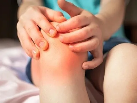 "Thủ phạm" khiến bé gái bỗng dưng đau khớp gối