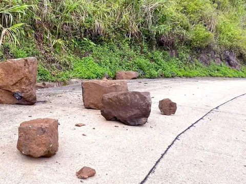 Đá rơi liên tục xuống tỉnh lộ 627C Quảng Ngãi, người dân vừa lái xe vừa nhìn núi