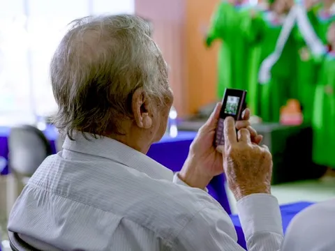 Ông ngoại 91 tuổi đem điện thoại 'cục gạch' chụp hình tốt nghiệp cho cháu