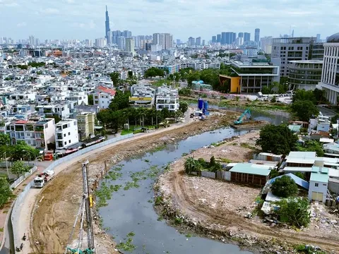 Thi công cải tạo rạch Xuyên Tâm gặp khó vì mặt bằng 'da beo'